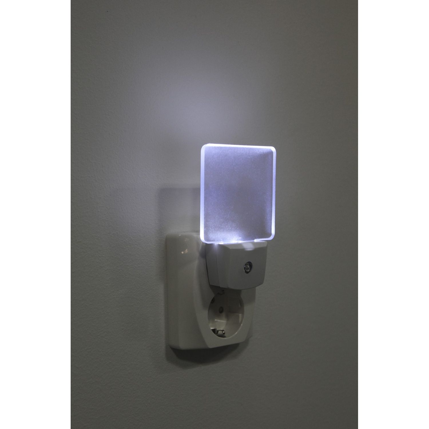 LED-yölamppu 357-11 75x63x114 mm 0,5W huurre käytössä