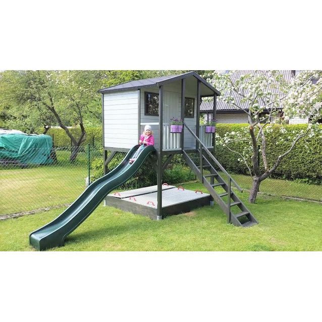 Leikkimökki Fixu 1 hiekkalaatikolla ja liukumäellä maalaamaton