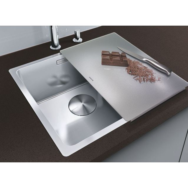 Hopealasinen Blanco 240x435 mm leikkuulauta käytössä