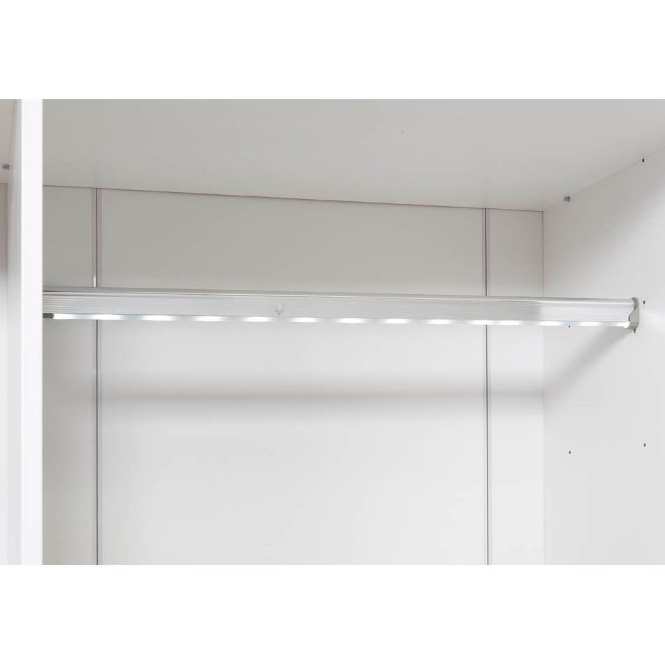 Ida-liukuovikaapin kätevä valaistu vaatetanko lähikuvassa