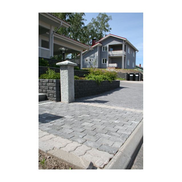 Patinoitu patiokivi 105x140x60 harmaa katukiveyksenä