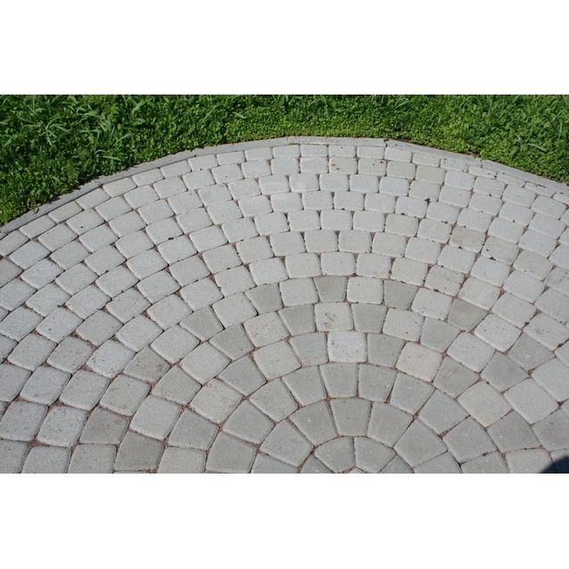 Perinnekivi 115x115x80 mm ja kaarrekivet harmaa pihassa