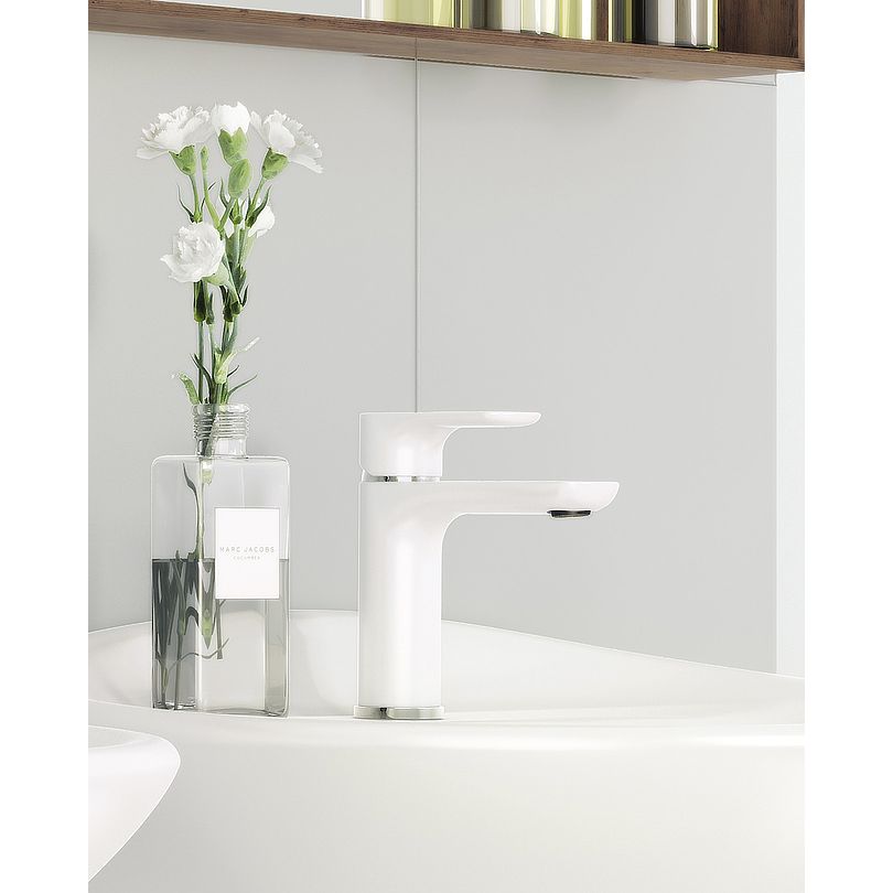 Valkoinen pesuallashana  viimeistelee kylpyhuoneen sisustuksen