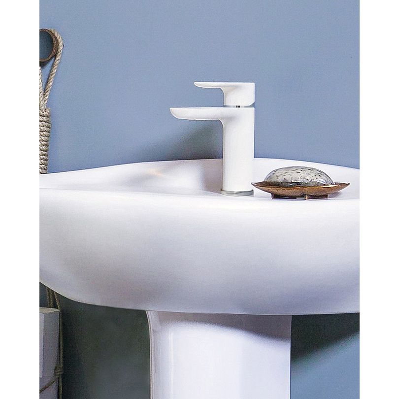 Valkoisenvärinen hana tuo kiinnostavuutta ja persoonallista ilmettä kylpyhuoneeseen