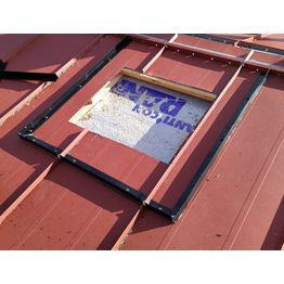 Kattoluukun lisäasennussarja Plastec-kattoluukuille, leveille lukkosaumakatteille