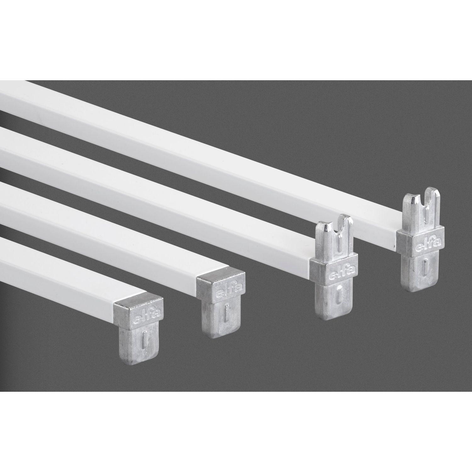 Valkoinen poikkituki 45 määrittelee telineen leveydeksi 45 cm