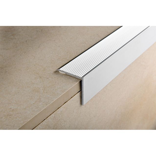 Porraskulmalista Progress Profiles Prowalk tarrakiinnitys 30x30mm 2,7m anodisoitu hopea