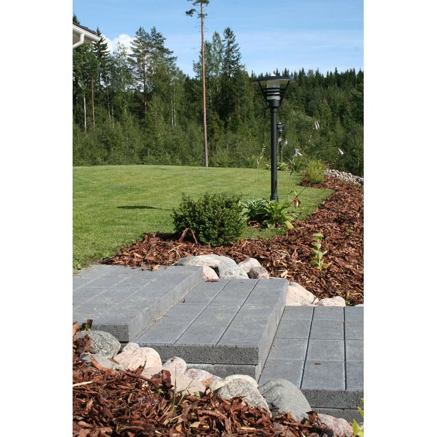 Porraslaatat harmaissa maastoportaissa