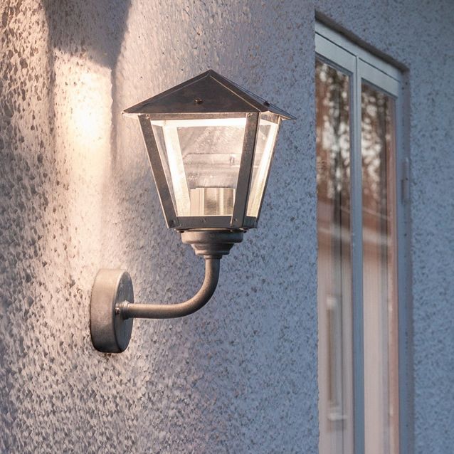 LED-seinävalaisin Benu 440-320 210x250x390 mm yläsuunta sinkitty teräs