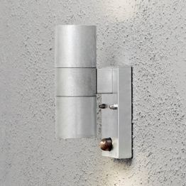 Seinävalaisin Konstsmide Modena 7542-320 65x110x200 mm ylös/alas liiketunnistimella sinkitty teräs