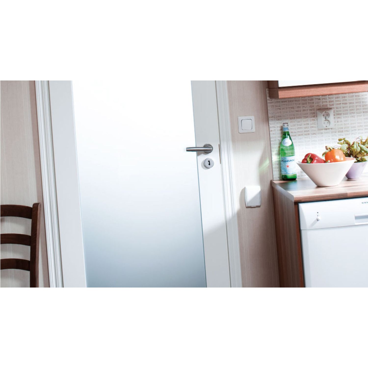 Lasitettu laakaovi Swedoor Easy 210 1-ruutuinen satiinilasi keittiössä