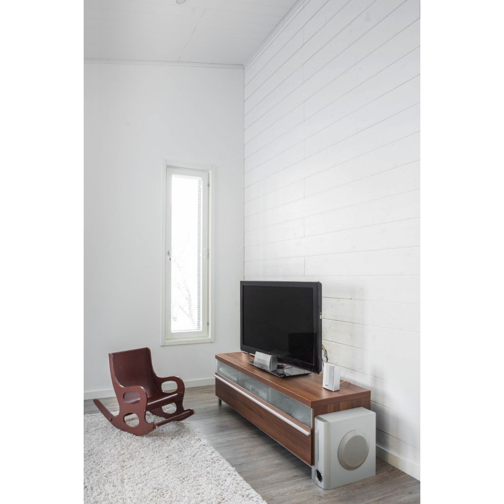 Valkoinen Struktuuri-paneloitu seinä luo tilaan rauhallisen tunnelman