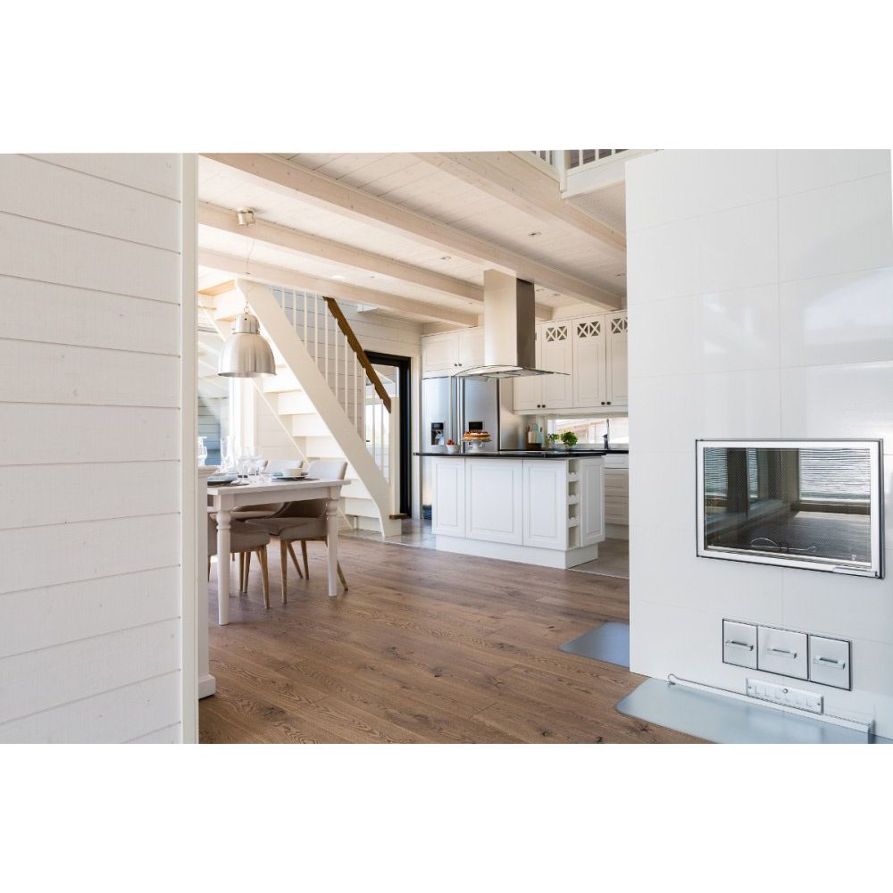 Valkoinen Struktuuri-paneeli ja lämmin ruskea ovat klassisen tyylikäs yhdistelmä