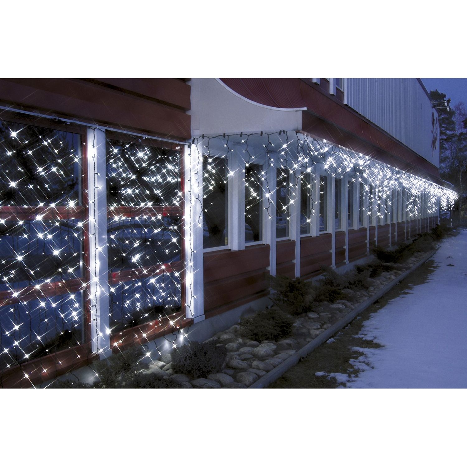 Rakennus on saanut näyttävän jouluvalaistuksen yhdistelemällä kylmän valkoisia System LED -järjestelmän osia