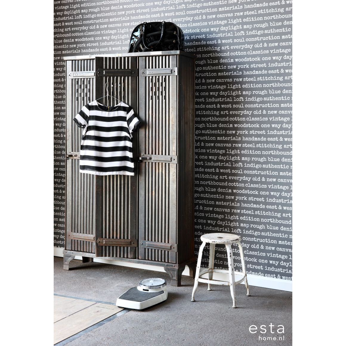 Tapetti Text 137708 0,53x10,05 m harmaa non-woven seinällä