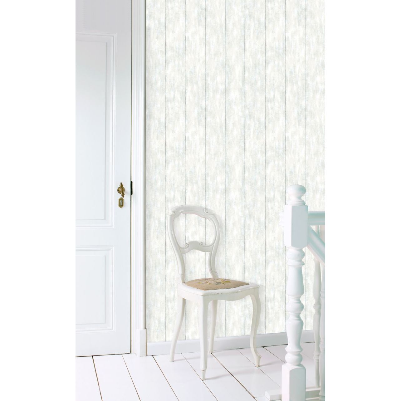 Tapetti Wood 128007 0,53x10,05 m luonnonvalkoinen/vaaleansininen seinällä