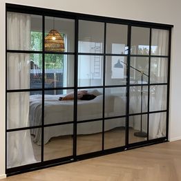 Tilanjakaja/liukuovi Mirror Line Ruudukko musta kolmella ovella matala malli mittatilaus