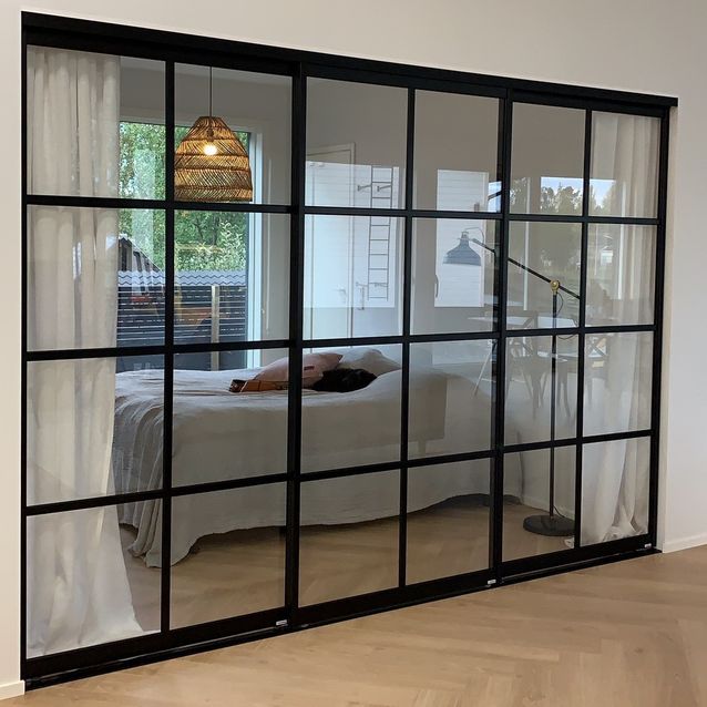 Tilanjakaja/liukuovi Mirror Line Ruudukko musta kolmella ovella matala malli mittatilaus