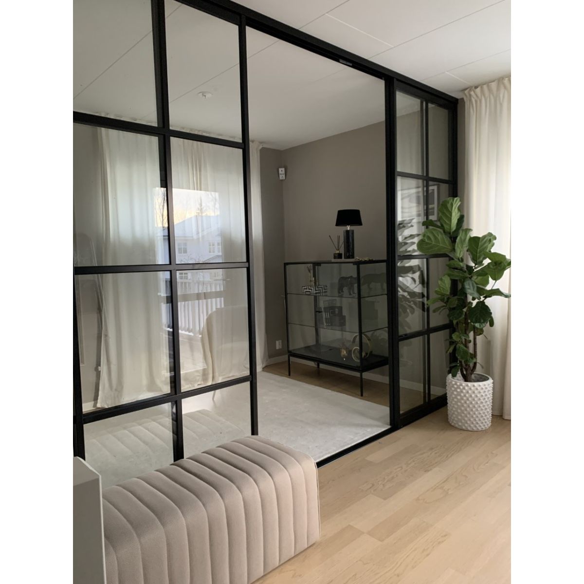 Tilanjakaja/liukuovi Mirror Line Ruudukko musta neljällä ovella matala malli mittatilaus