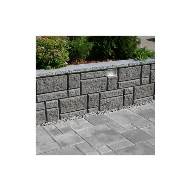 Torilaatta 278x278 mm ja vallikivet musta pihalla