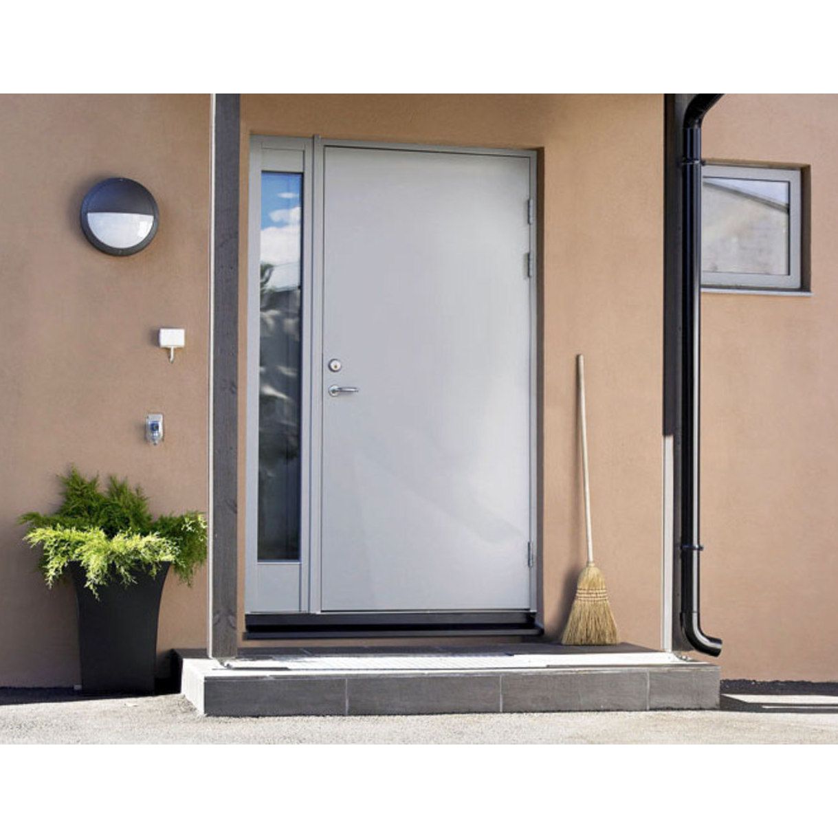 Pelkistetty ja tyylikäs sisäänkäynti vaaleanharmaa Function F2090 -ulko-ovi ja lasitettu levike Lighten AL1200W69