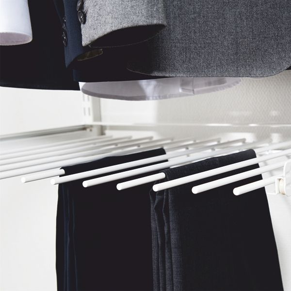 Ulosvedettävä housuripustin Norscan Roller M60 valkoinen kaapissa