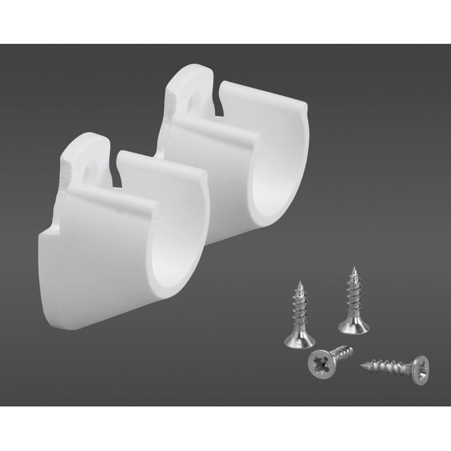 Valkoiset vaatetangon pitimet kiinnitetään kahteen seinään ja vaatetanko napsautetaan pitimiin kiinni