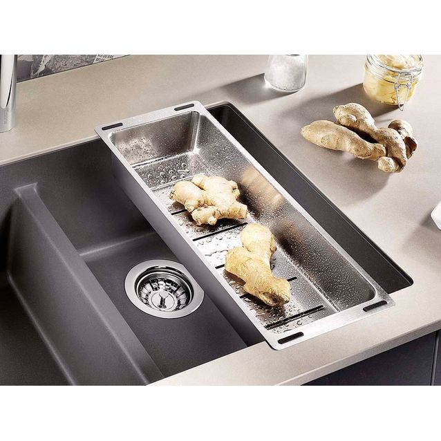 Vihanneskulho Blanco 174x435x74 mm RST käytössä