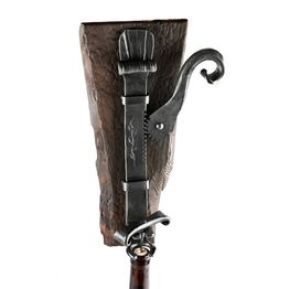 Viinipullon avaaja seinäkiinnityksellä Ferrum Fabrika takorauta