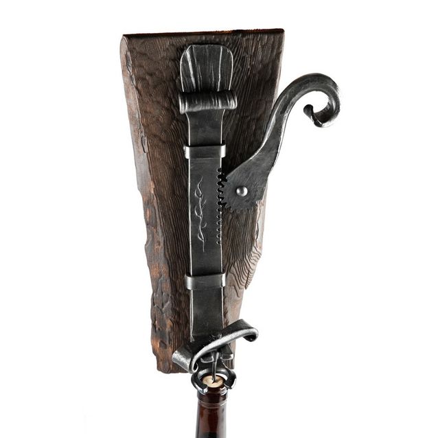 Viinipullon avaaja seinäkiinnityksellä Ferrum Fabrika