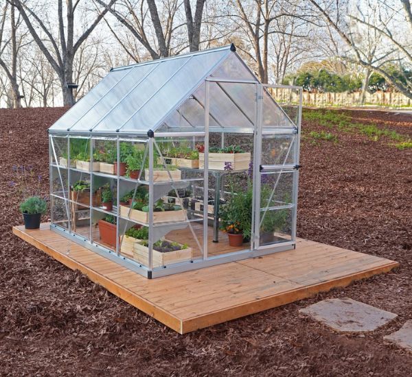 Kasvihuone terassin päällä sokkelin varaan asennettuna