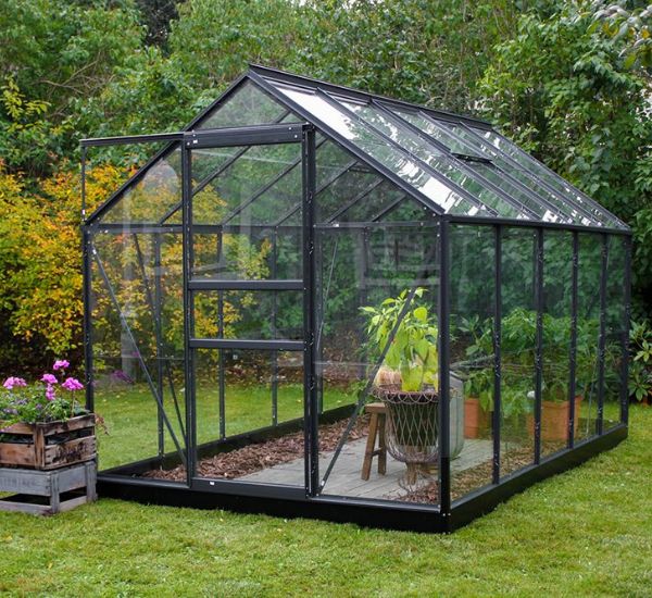 Lasinen Halls Popular -kasvihuone tukevalla perustuksella pihalla