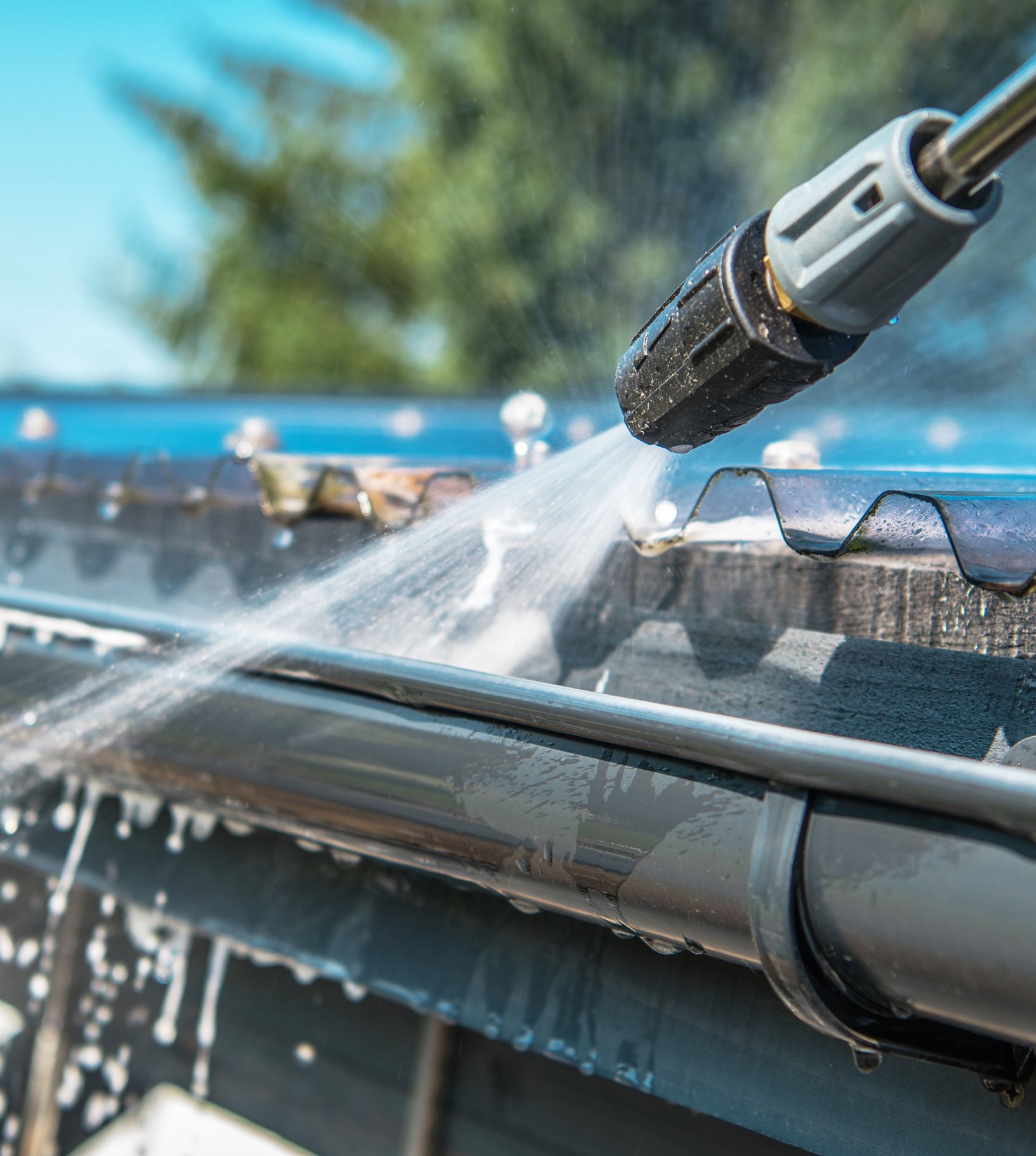 Painepesuri ränninpuhdistuksessa