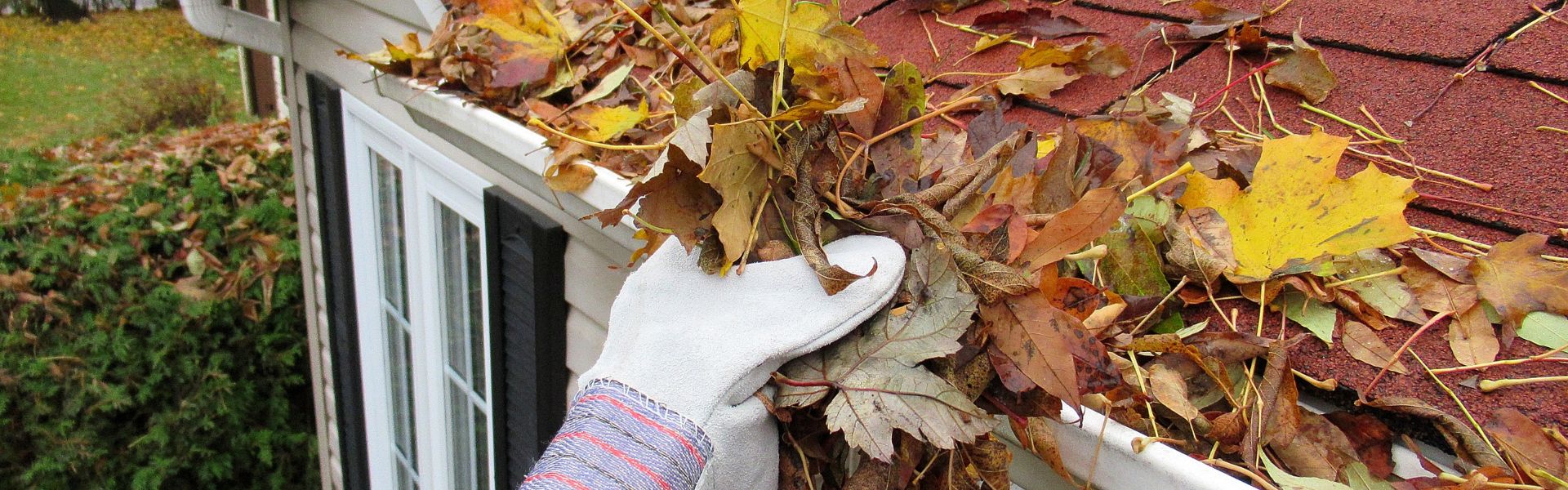 Näin onnistuu ränninpuhdistus – käytännön vinkit ja välineet