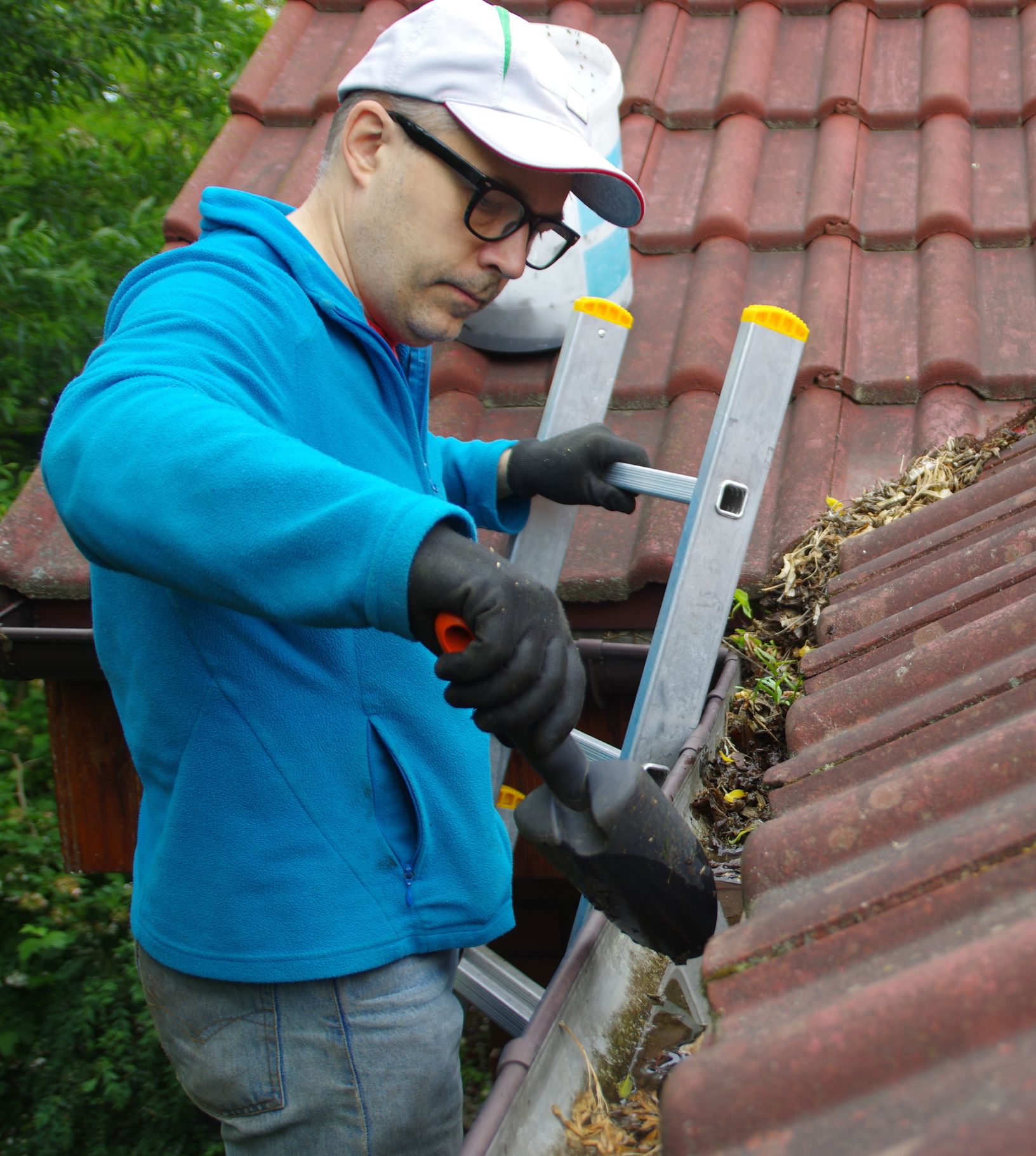 Tikkaat ränninpuhdistuksessa