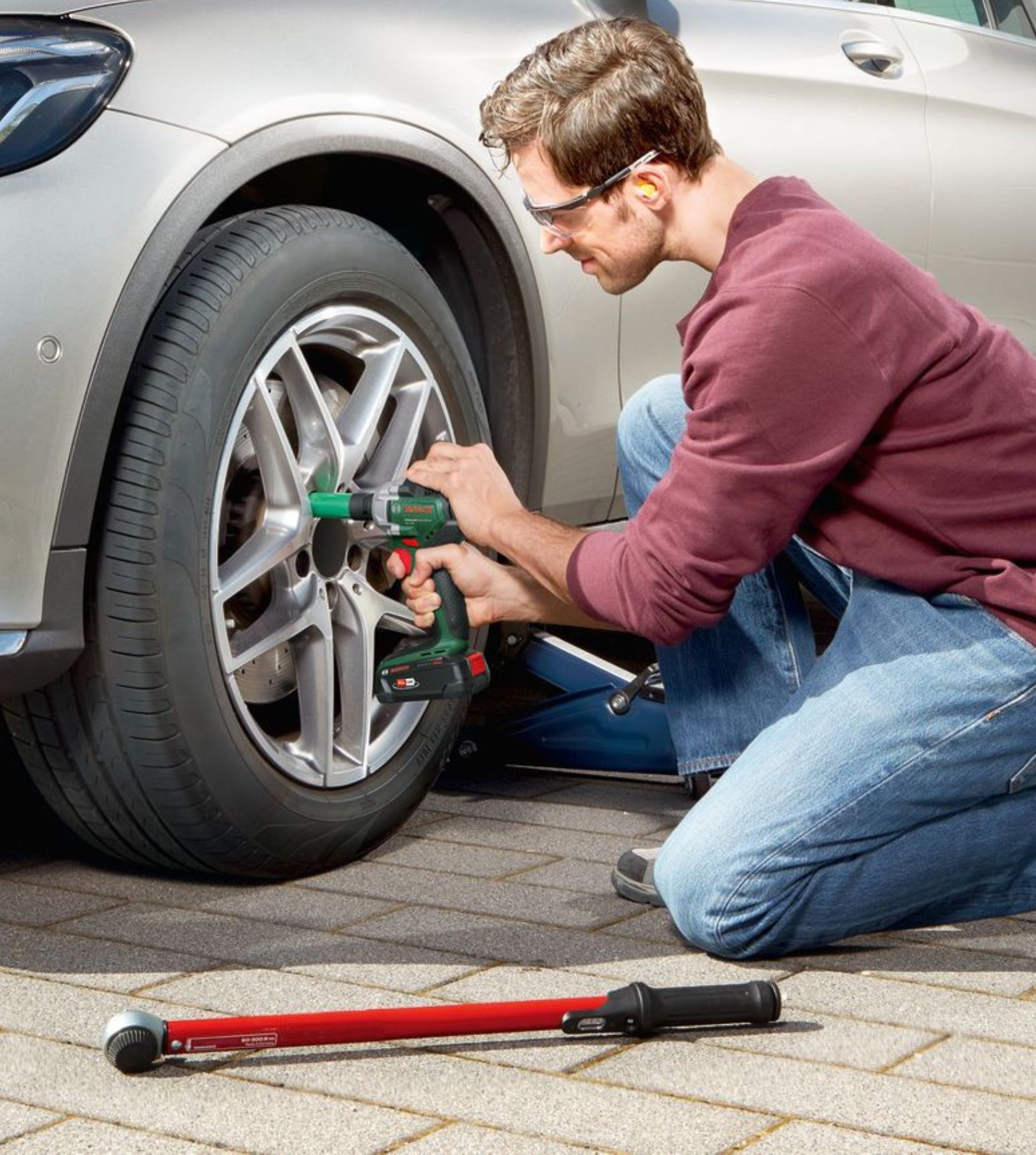 Akkuiskumutterinväännin Bosch UniversalImpactDrive 18V-350 renkaiden vaihtoon