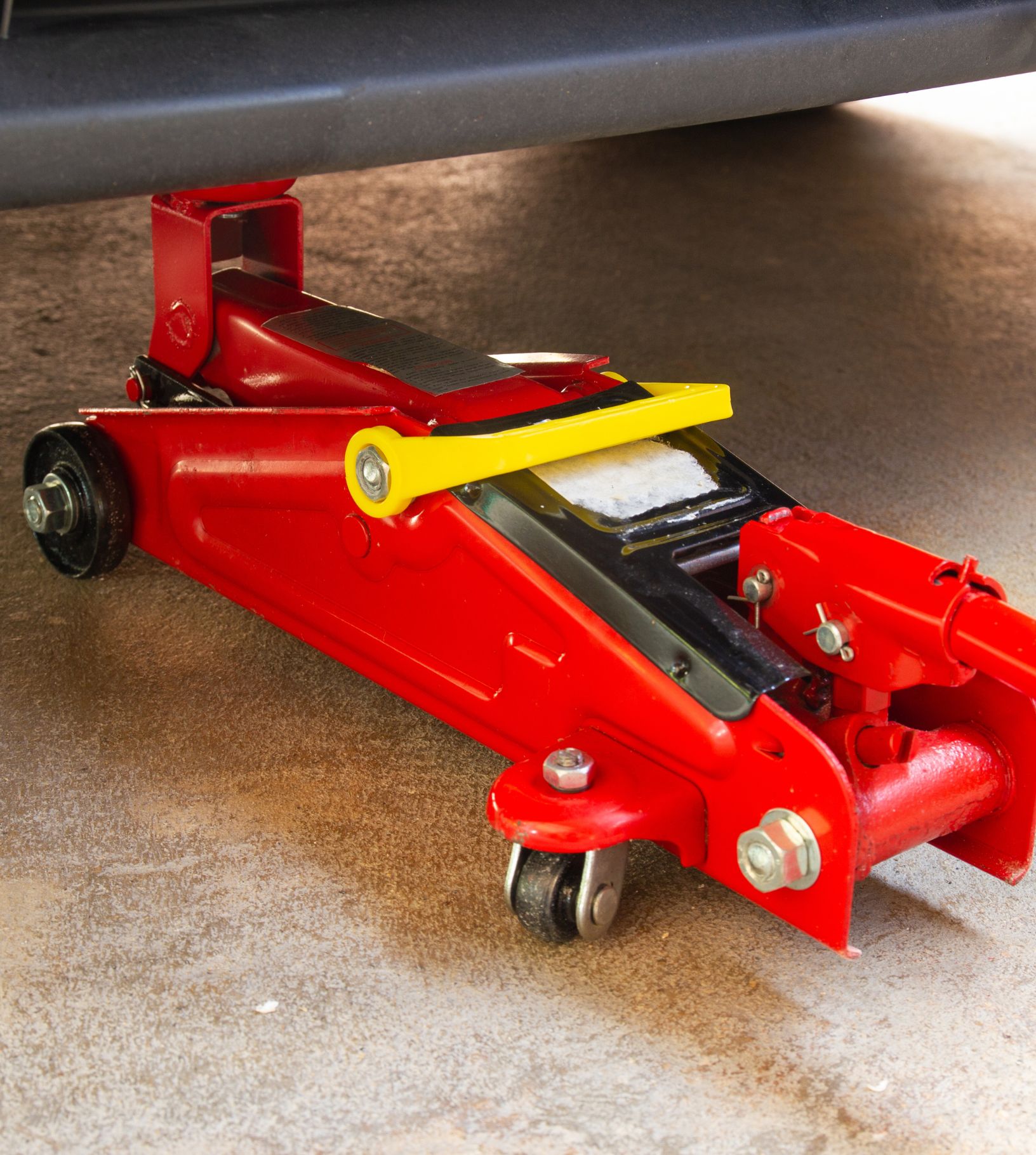 Tunkki auton nostamiseen ja renkaiden vaihtoon