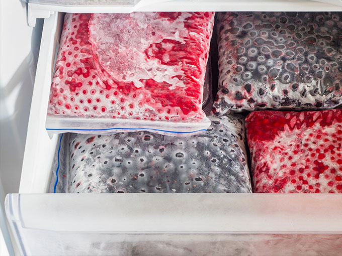 Jäisiä marjoja pakastimessa