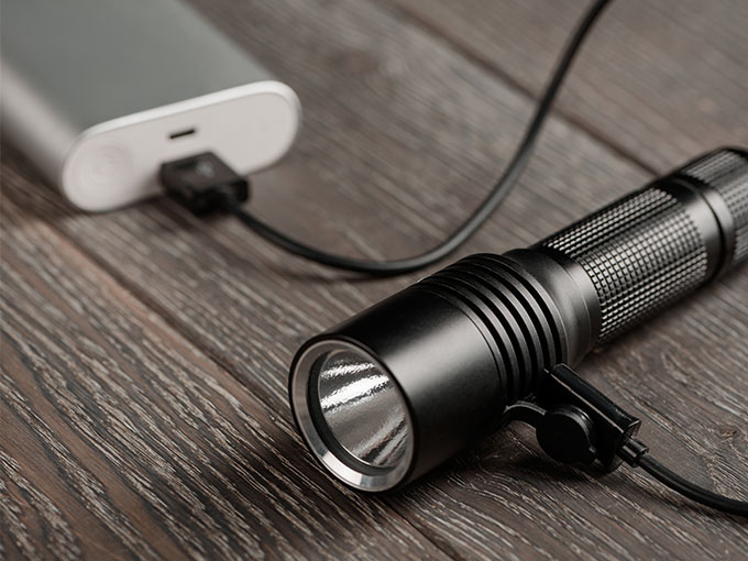 Taskulamppua ladataan varavirtalähteestä