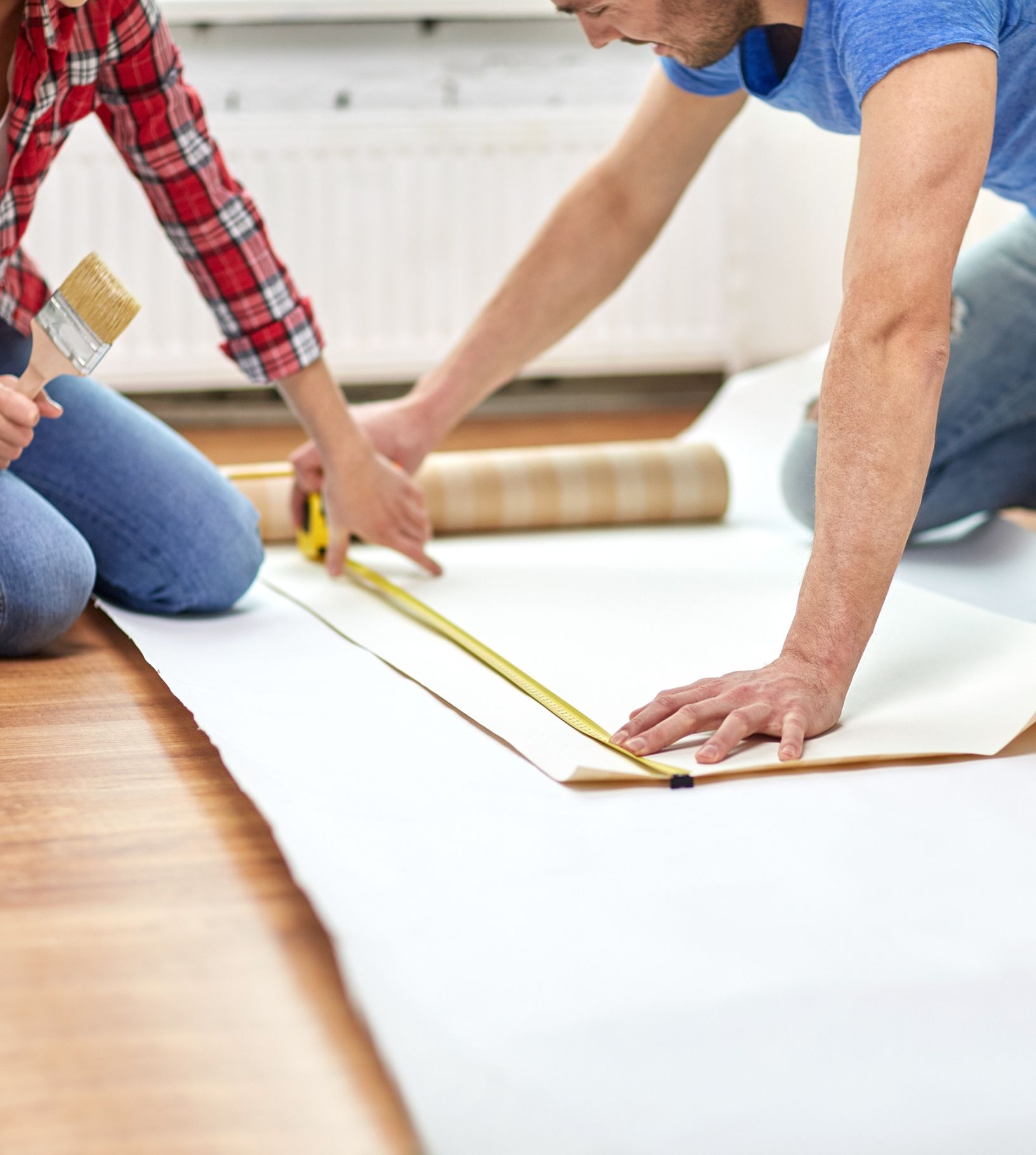 Tapetoinnin vaiheet vaiheittain – tapetin asentaminen seinälle