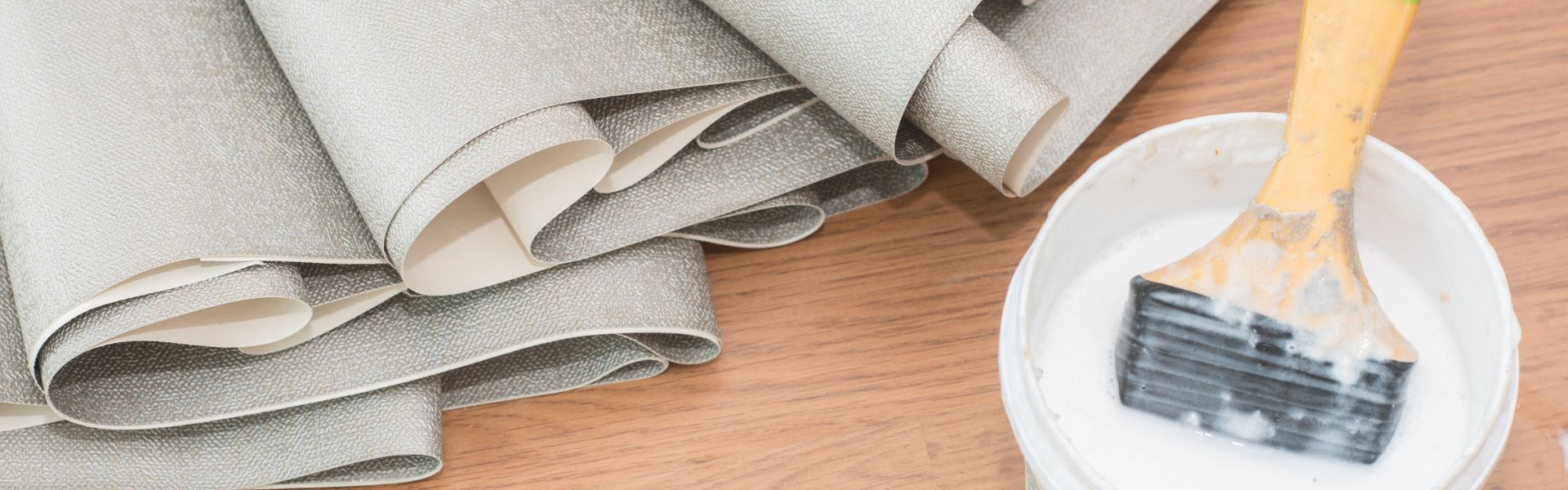 Tapetointi itse tehtynä – vinkit, vaiheet ja välineet onnistuneeseen lopputulokseen