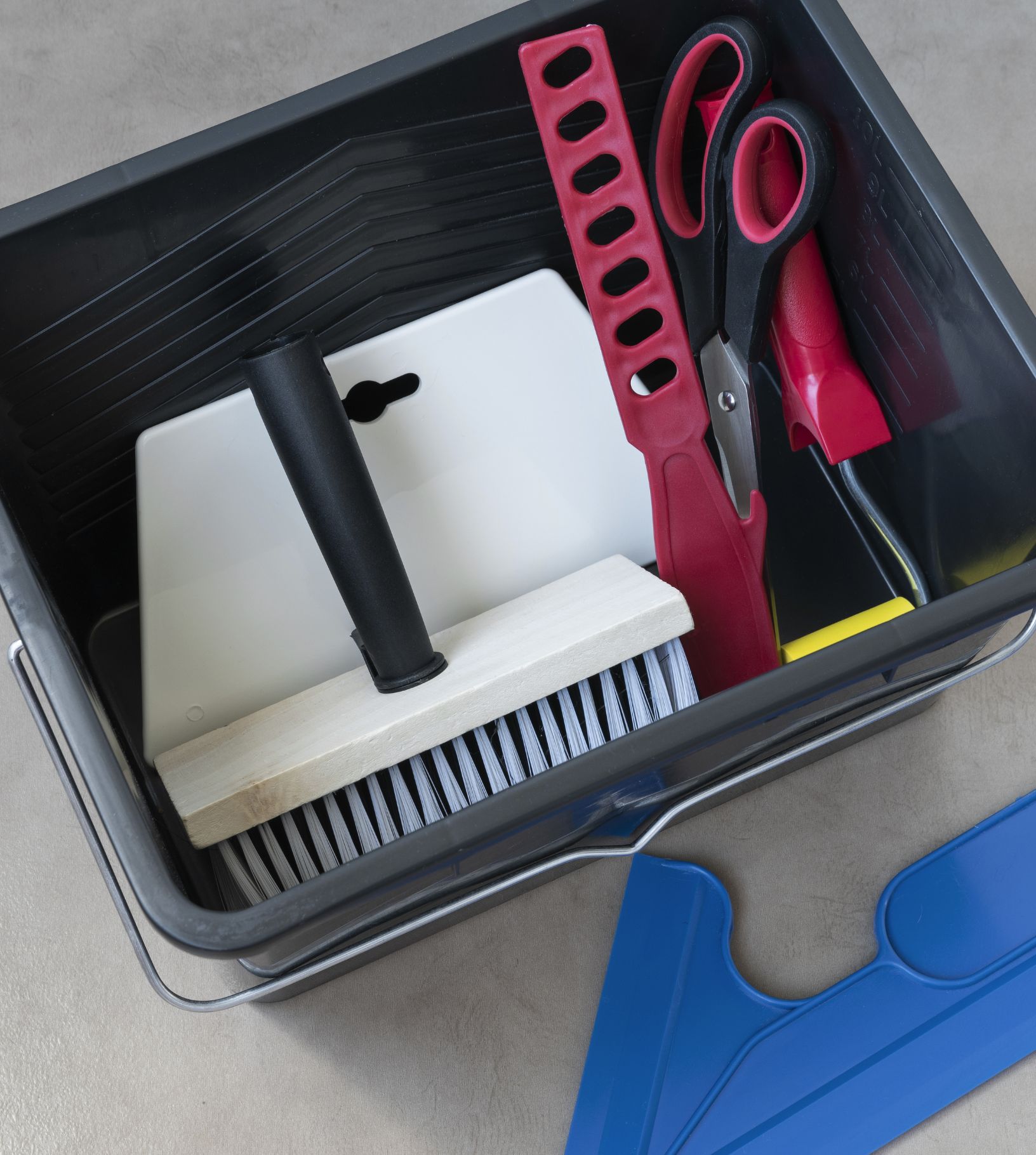 Tapetointivälineet: lasta, vatupassi, liisteri ja tapettiveitsi