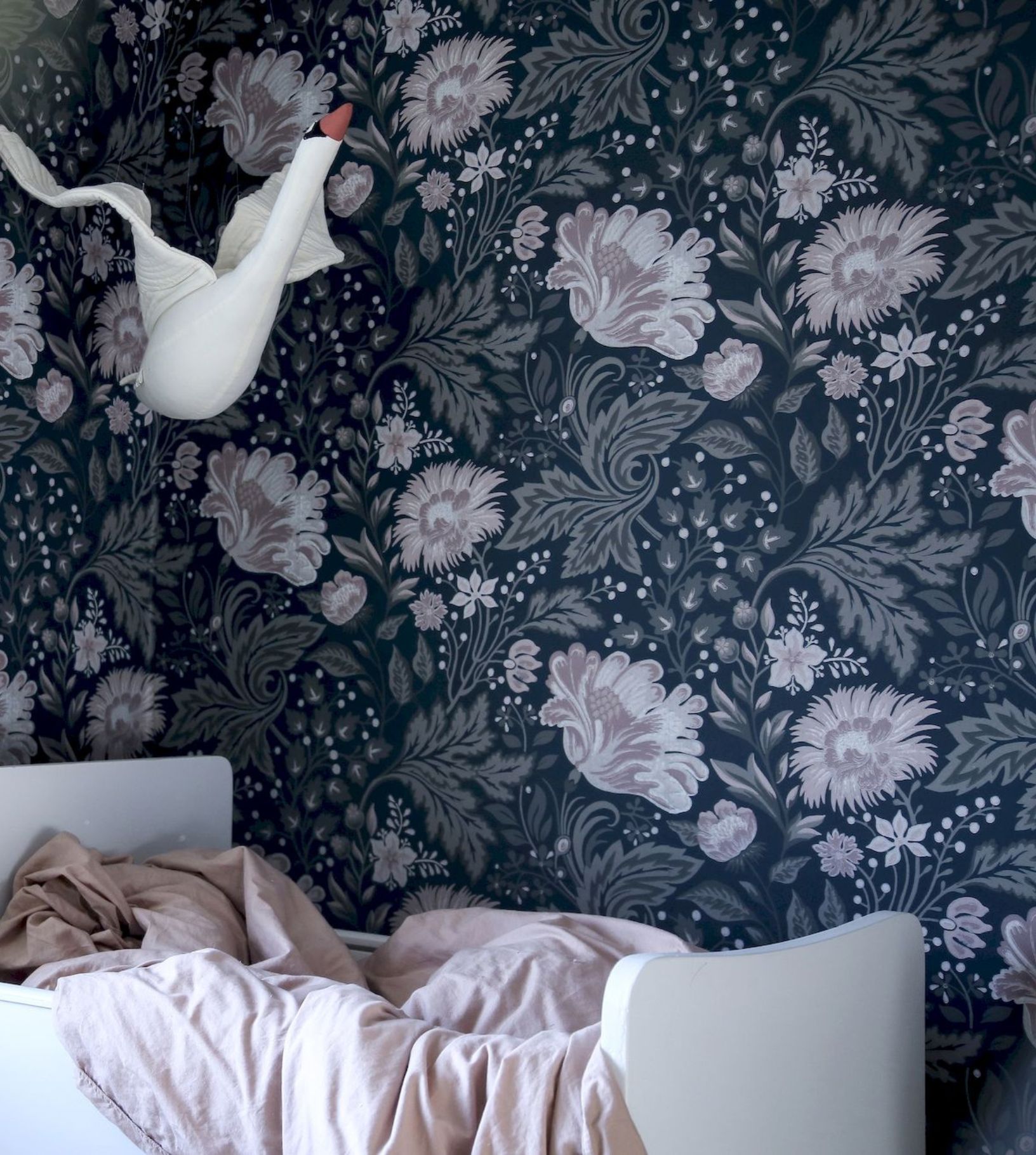 Sandberg Ava -tummanvihreä tapetti seinällä