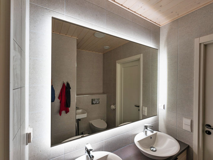 LED-nauhalla toteutettu valopeili