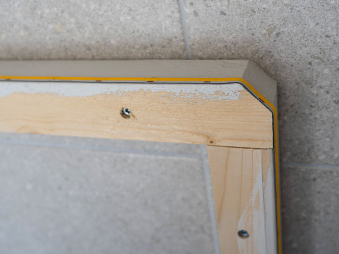 Viisteet peilin rungossa