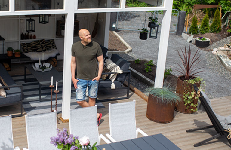 Akin uusi piha-alue ja terassi